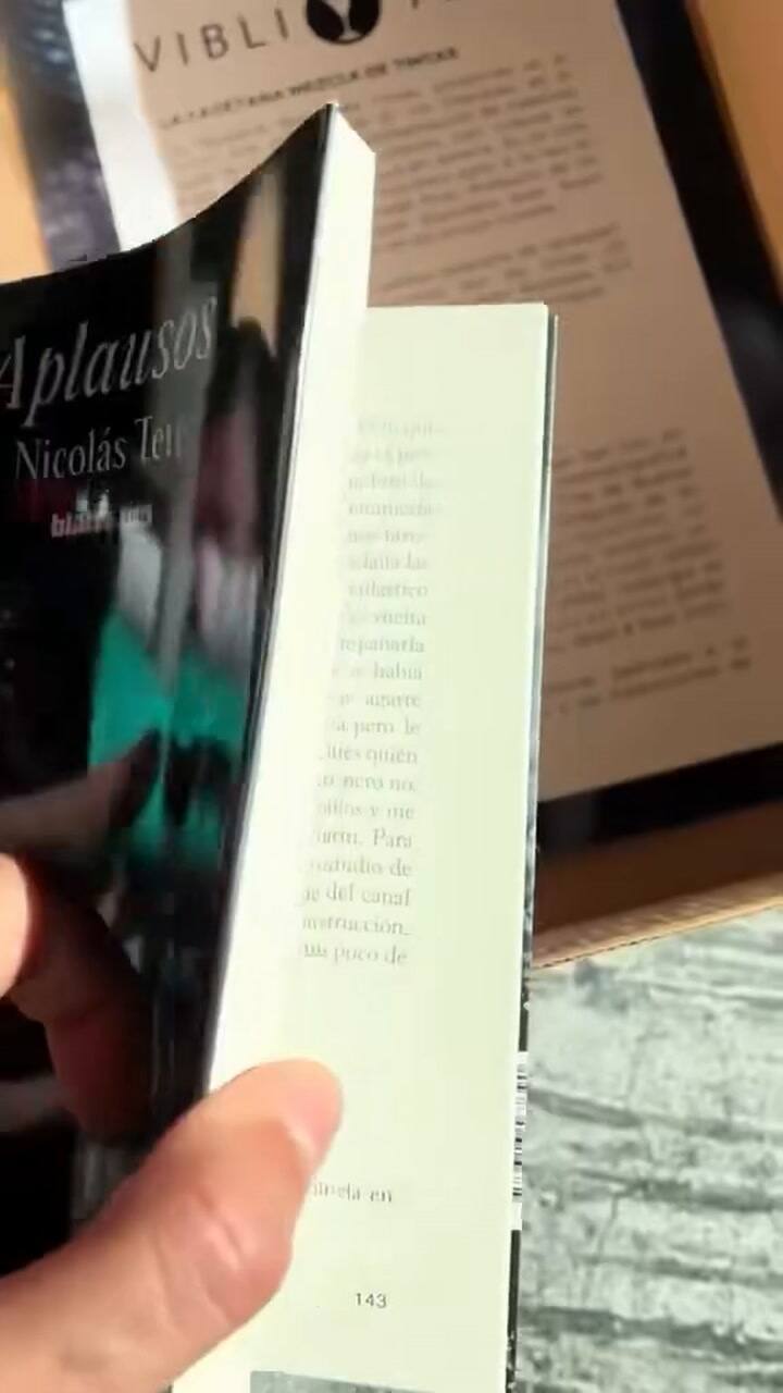 Cada caja de Viblioteca incluye una selección de vinos, un texto literario y un objeto sorpresa