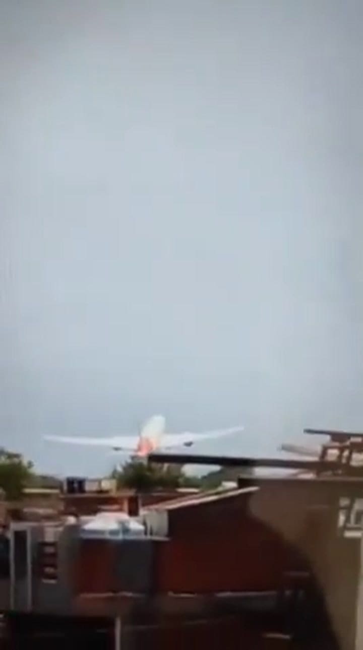 (GIF) India: se estrelló un avión que iba a Londres con más de 240 pasajeros a bordo