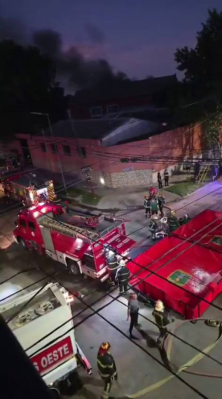 El fuego que arde en la fábrica textil genera una columna de humo en Valentín Alsina