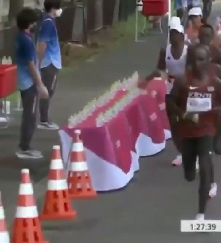 La actitud antideportiva de un atleta durante la maratón de Tokio 2020 que generó indignación.