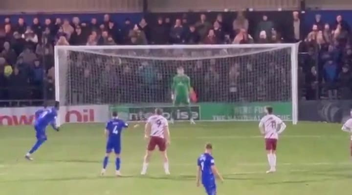Penal anulado y tiro libre para el rival en Inglaterra