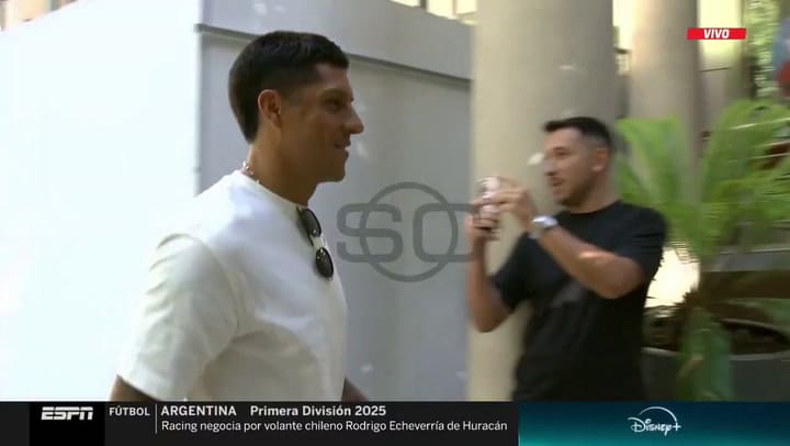 Enzo Pérez llega a la revisión médica junto con Gonzalo Tapia