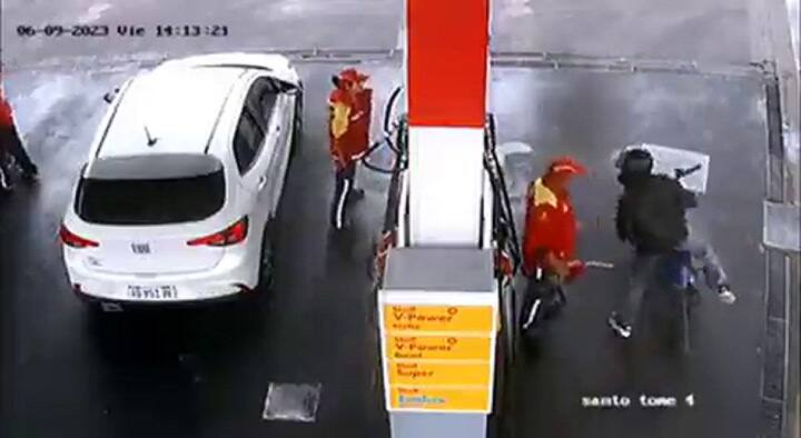 Simuló ser un cliente que quería nafta para su moto, pero era un ladrón armado