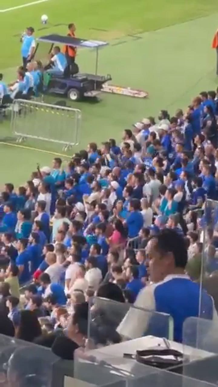 La hinchada de Cruzeiro le hizo gestos a la tribuna de Boca