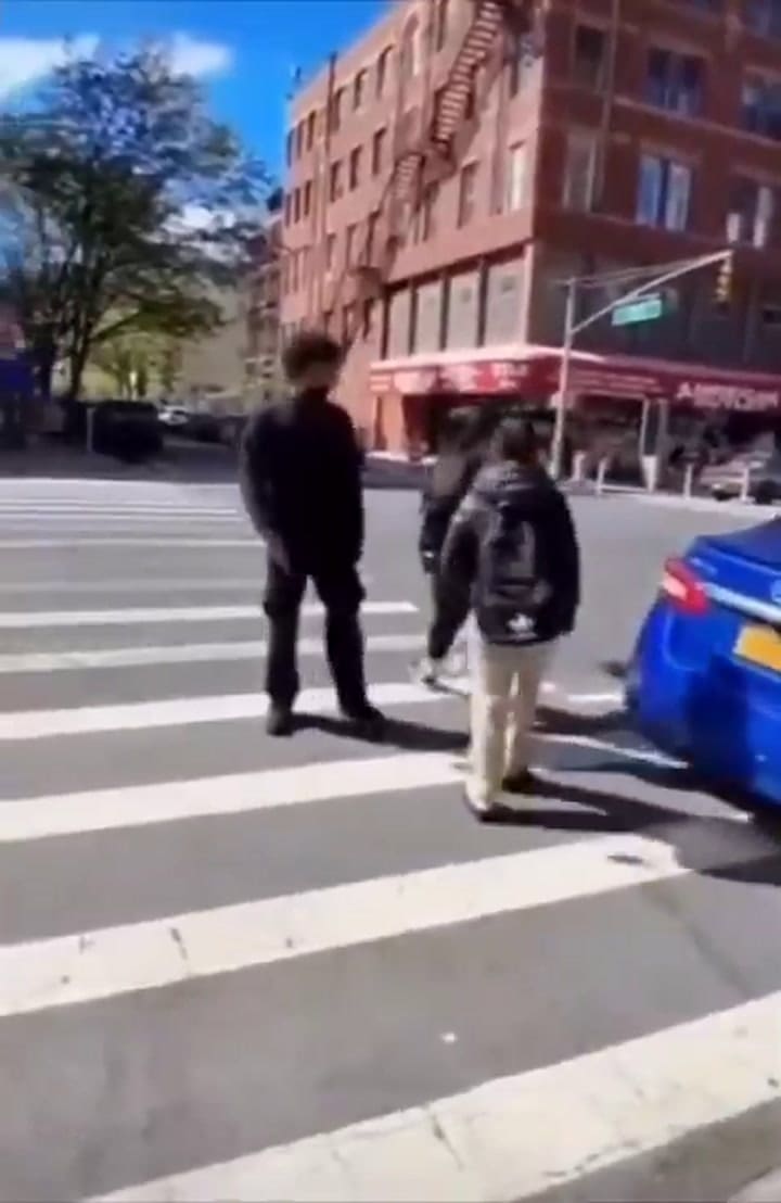 Joven ataca a una chica en Nueva York