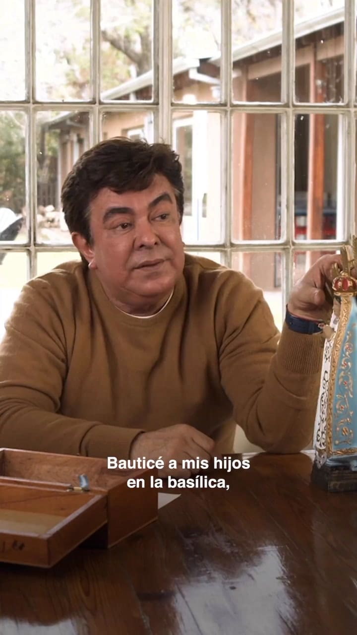 Fernando Espinoza, en su spot de campaña con la virgen de Luján