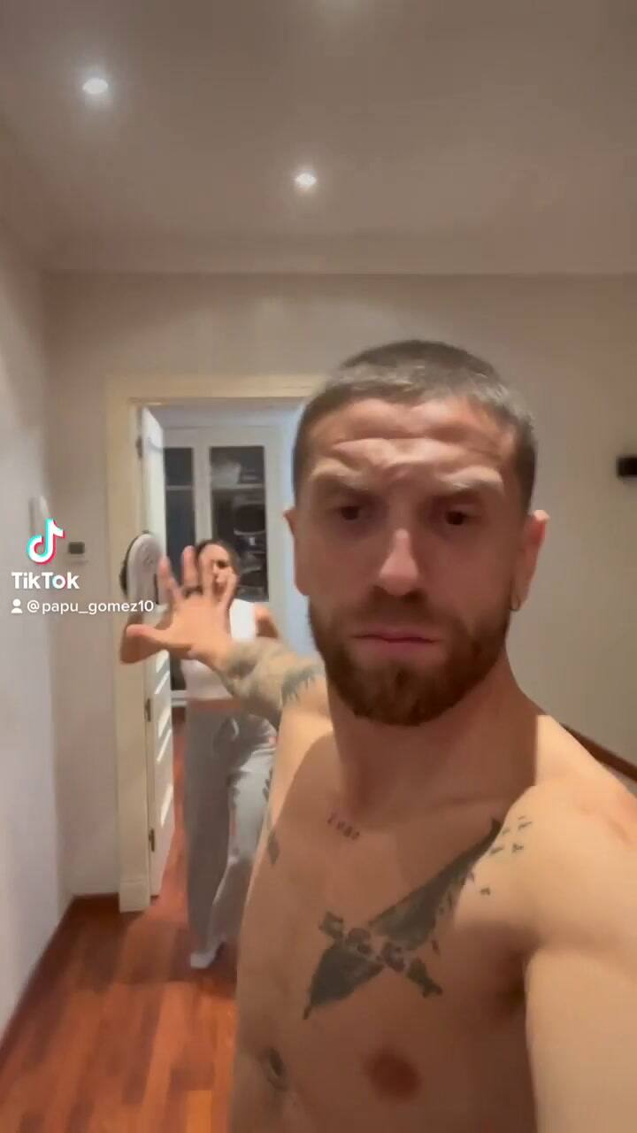 El acting del Papu Gómez y su esposa