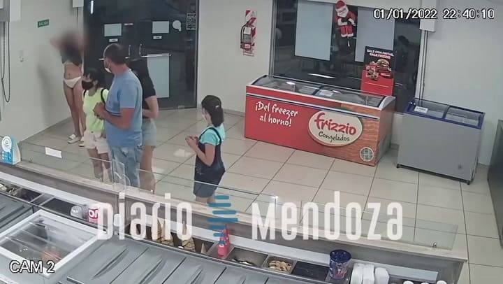 Una mujer se quitó el vestido para usarlo de barbijo