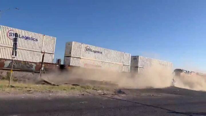 Texas: dos autos colosionaron, unos de ellos quedó sobre las vías y fue destrozado por un tren