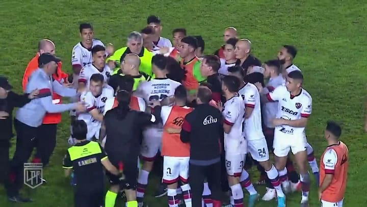 El reclamo de los jugadores de Patronato tras la finalización del partido