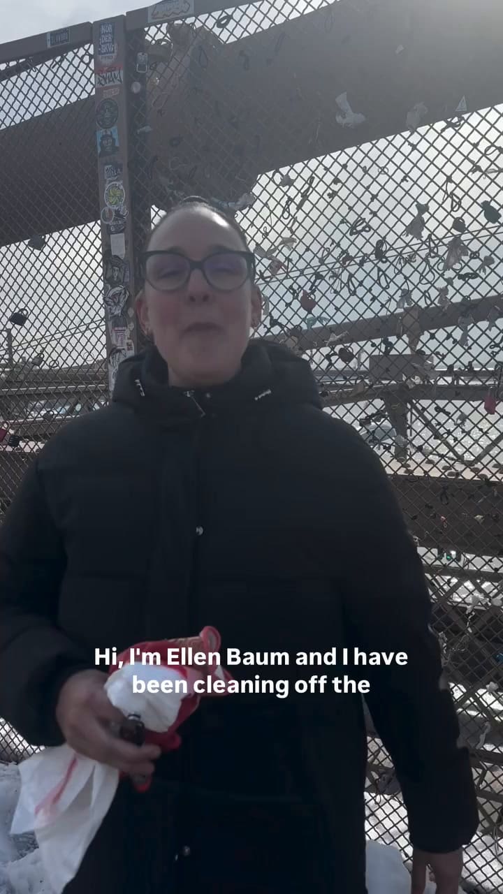 Cómo una vecina de NYC eliminó sola toneladas de basura colgante del Puente Brooklyn