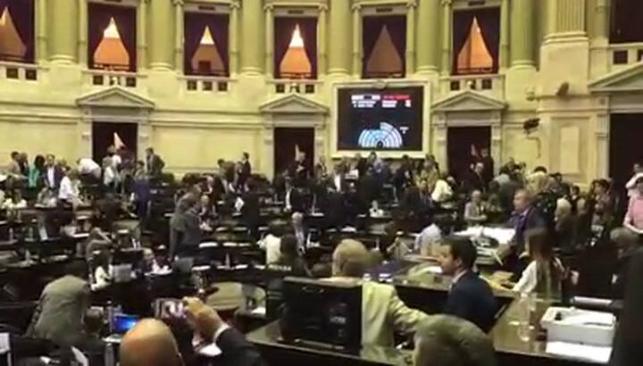 Escándalo en Diputados tras la aprobación de las leyes que reemplazan al megadecreto