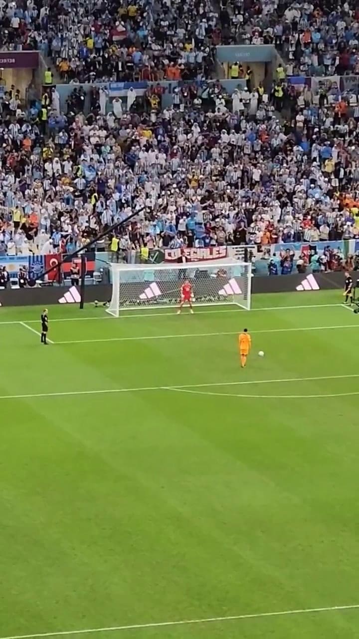 El penal de Virgil van Dijk que salvó Emiliano Martínez