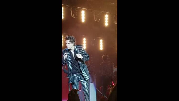 Harry Styles sorprende a una fan y le canta feliz cumpleaños en Buenos Aires