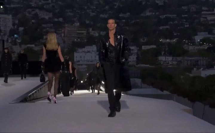 Iván de Pineda desfiló para Versace y causó furor en las redes sociales