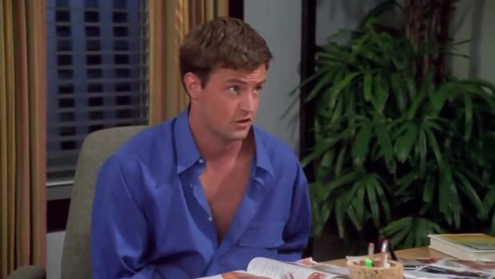 Chandler quedó esposado a una silla