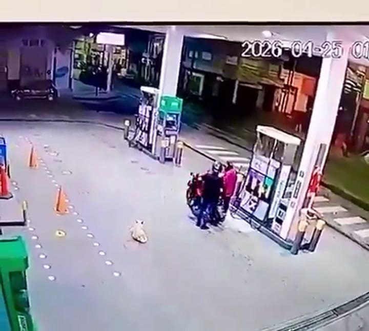 El momento en que los delincuentes intentan robarle al repartidor