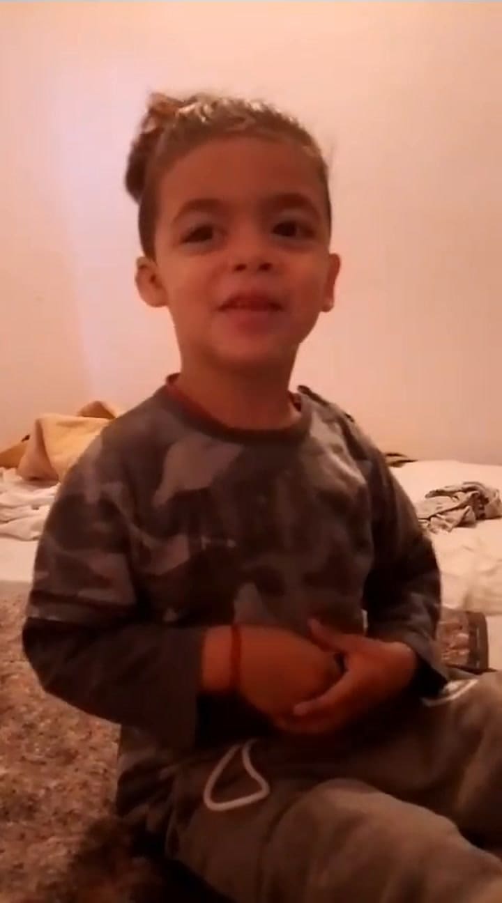 Uriel Ludueña pide por su dispositivo auditivo