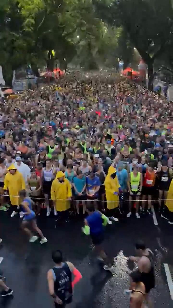 Antes de la larga, el himno y la lluvia