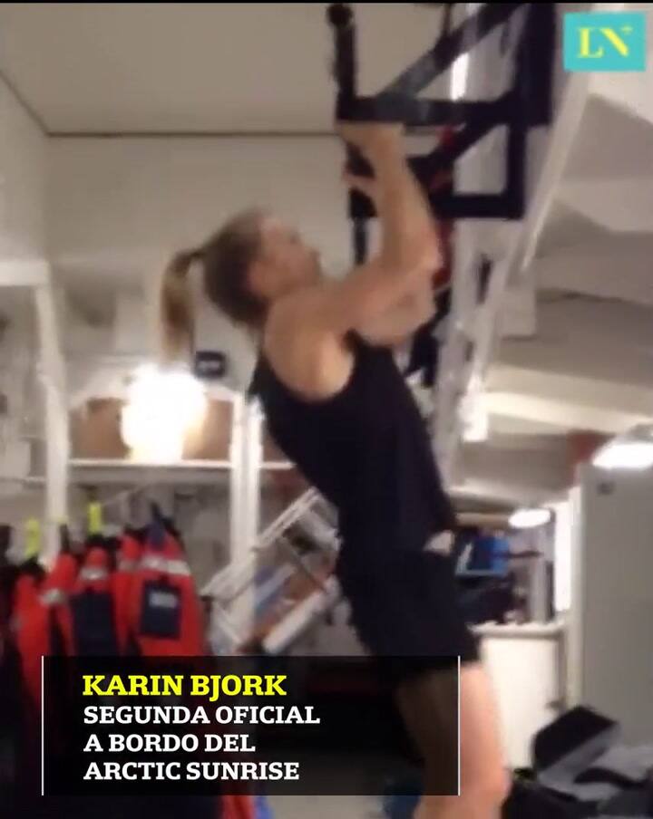 La rutina deportiva de una tripulante del Artic Sunrise