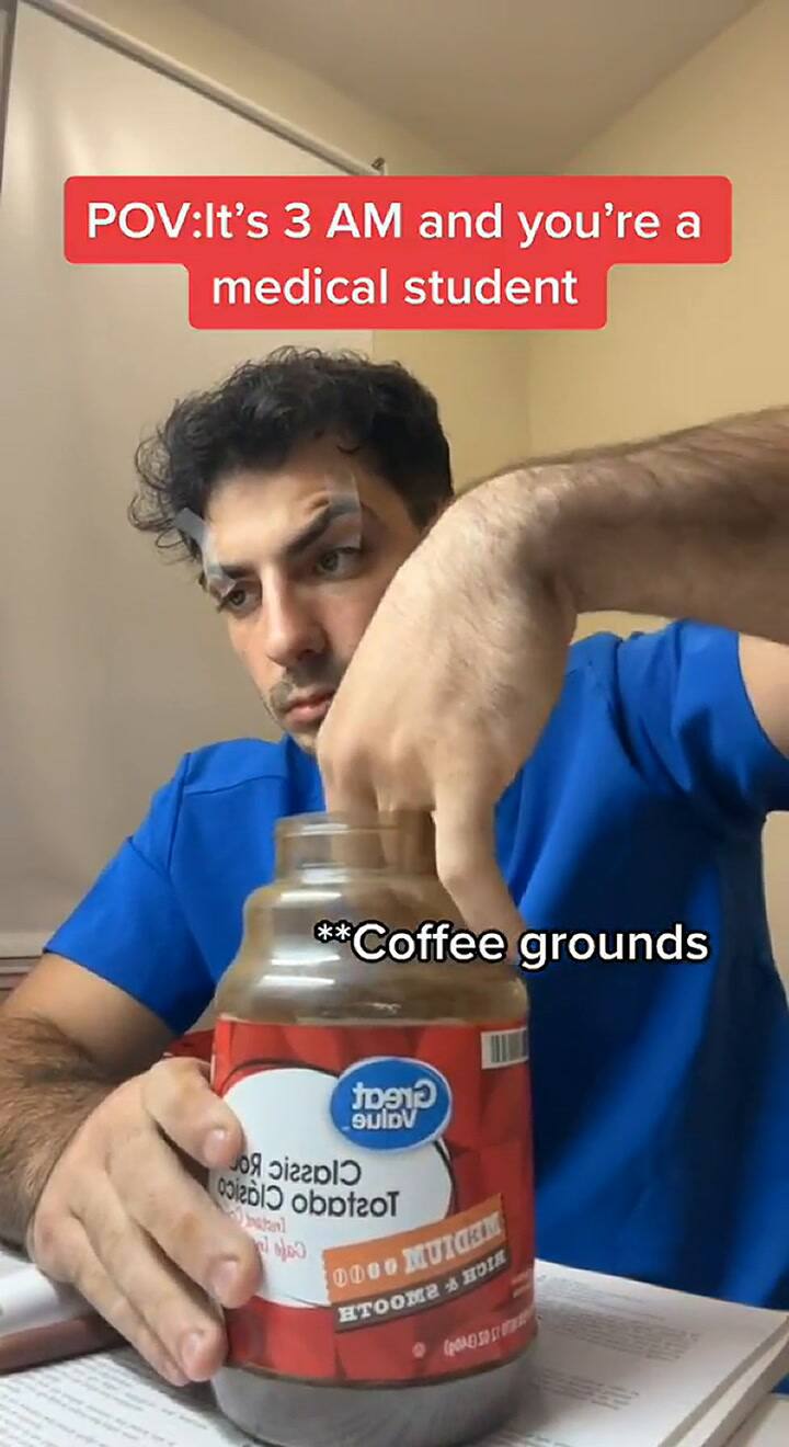 La insólita técnica que usa un estudiante de medicina para mantenerse despierto