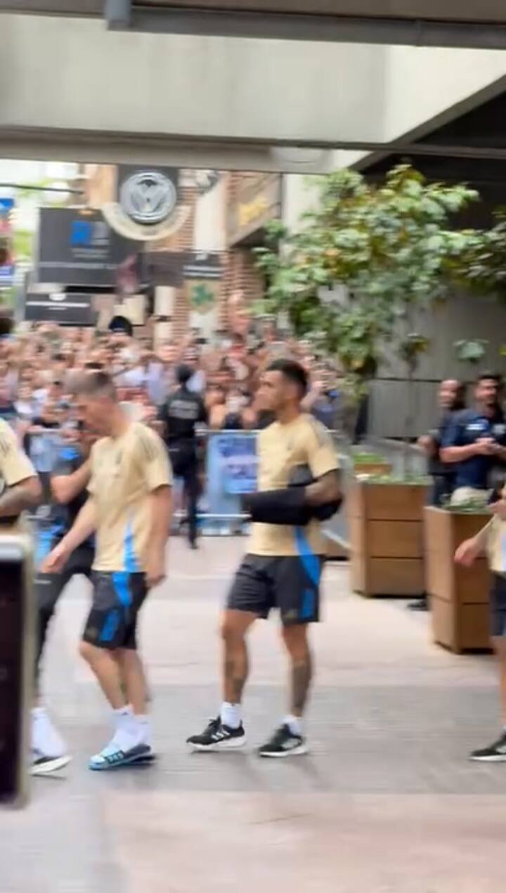 Messi y Di María saliendo del hotel para ir hacia el entrenamiento en el Kennesaw University State Fifth Third Bank Stadium