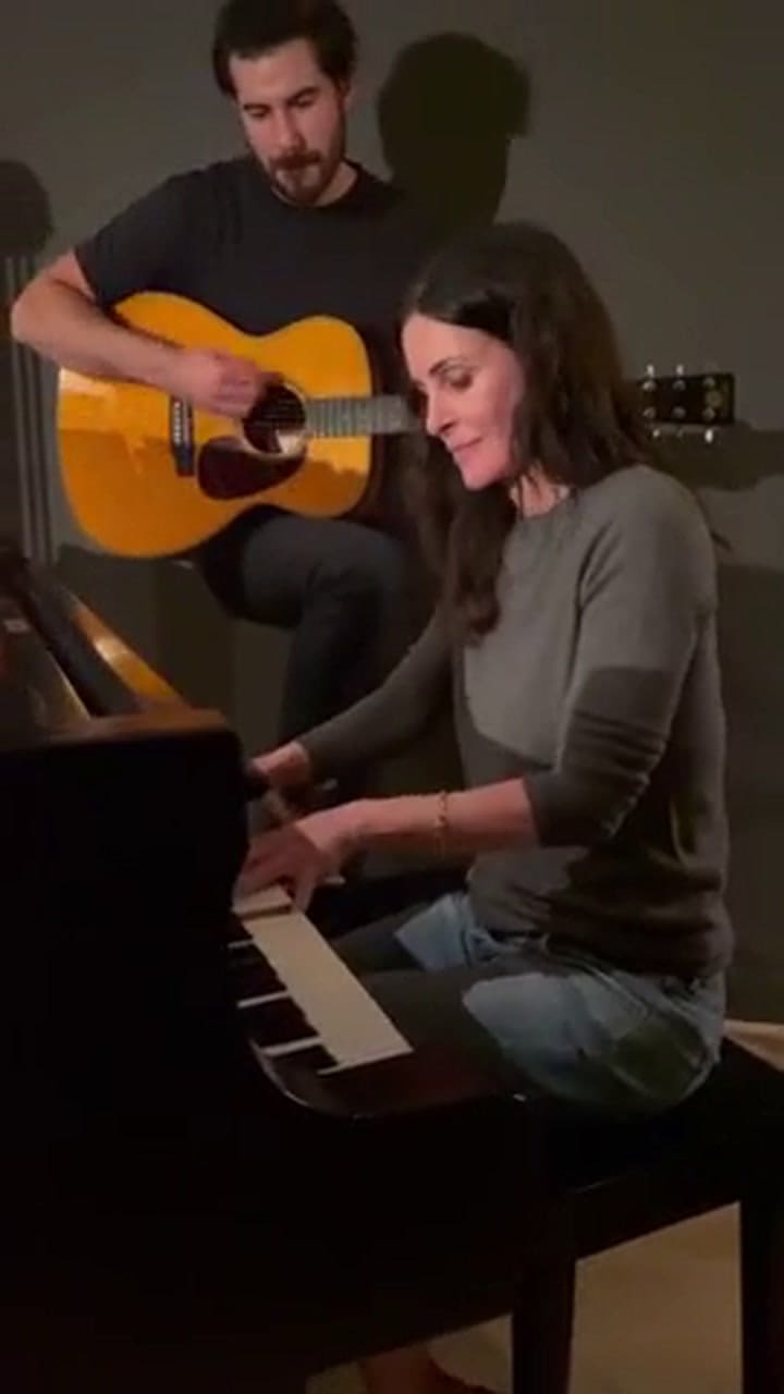 Courteney Cox también toca el piano