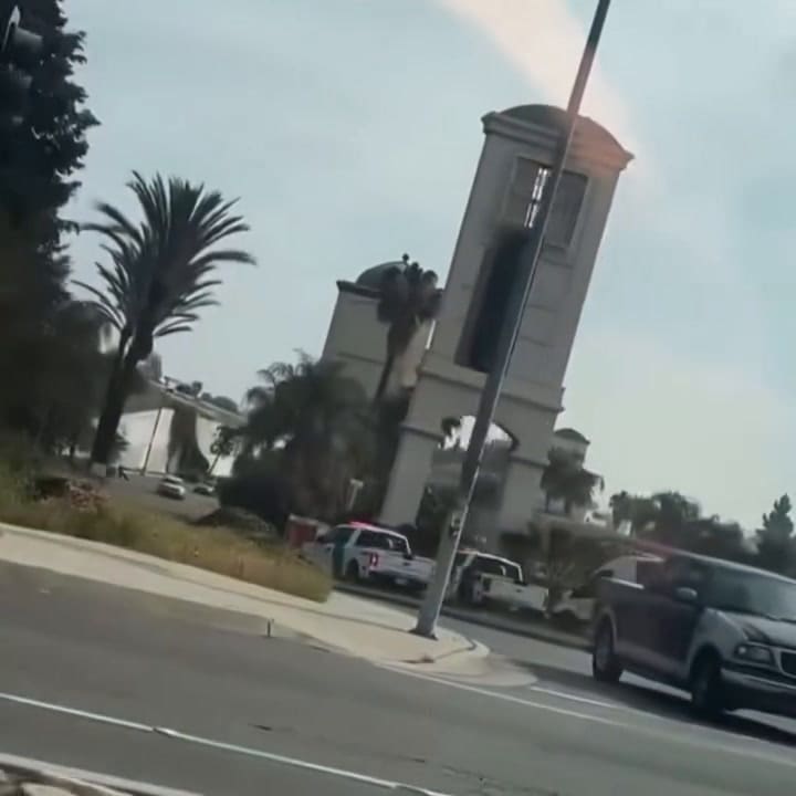 El momento en el que agentes migratorios arrestan a trabajadores a las afueras de un Home Depot en California