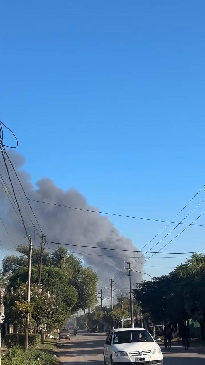 Gran incendio en una fábrica de pinturas en Moreno