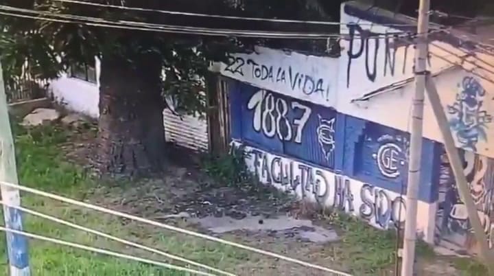 Así huía la joven que apuñaló a su madre en Ensenada