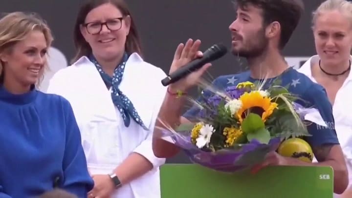 Juan Pablo Londero y sus esfuerzos por hablar en inglés en la premiación del ATP de Bastad