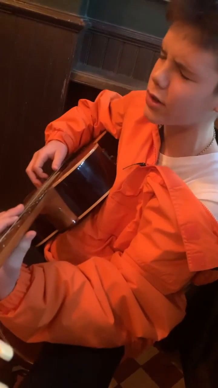 El video del hijo de David y Victoria Beckham cantando