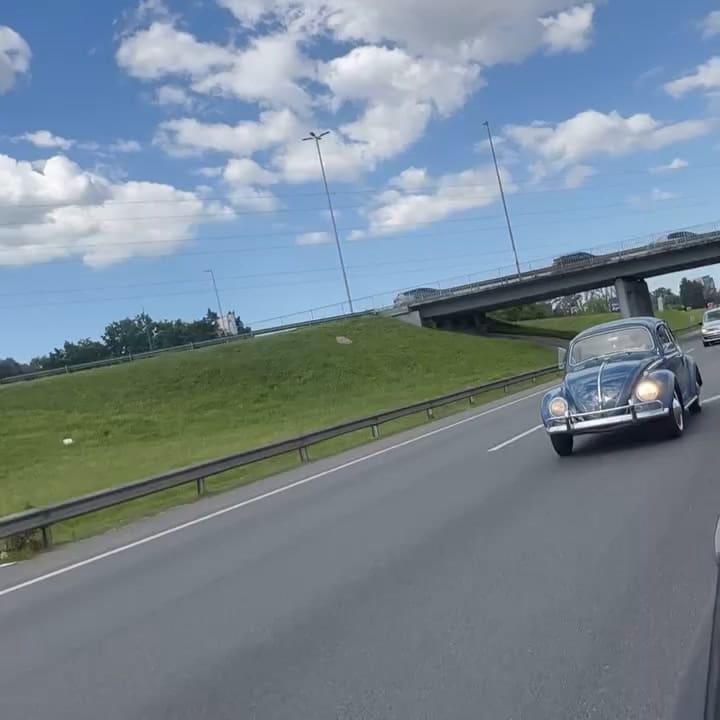 El novio rumbo a su boda con su hermana Belita como tierno copiloto