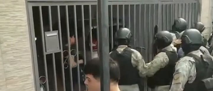 El momento que ingresan al hogar de Gabriela Casa por la fuerza