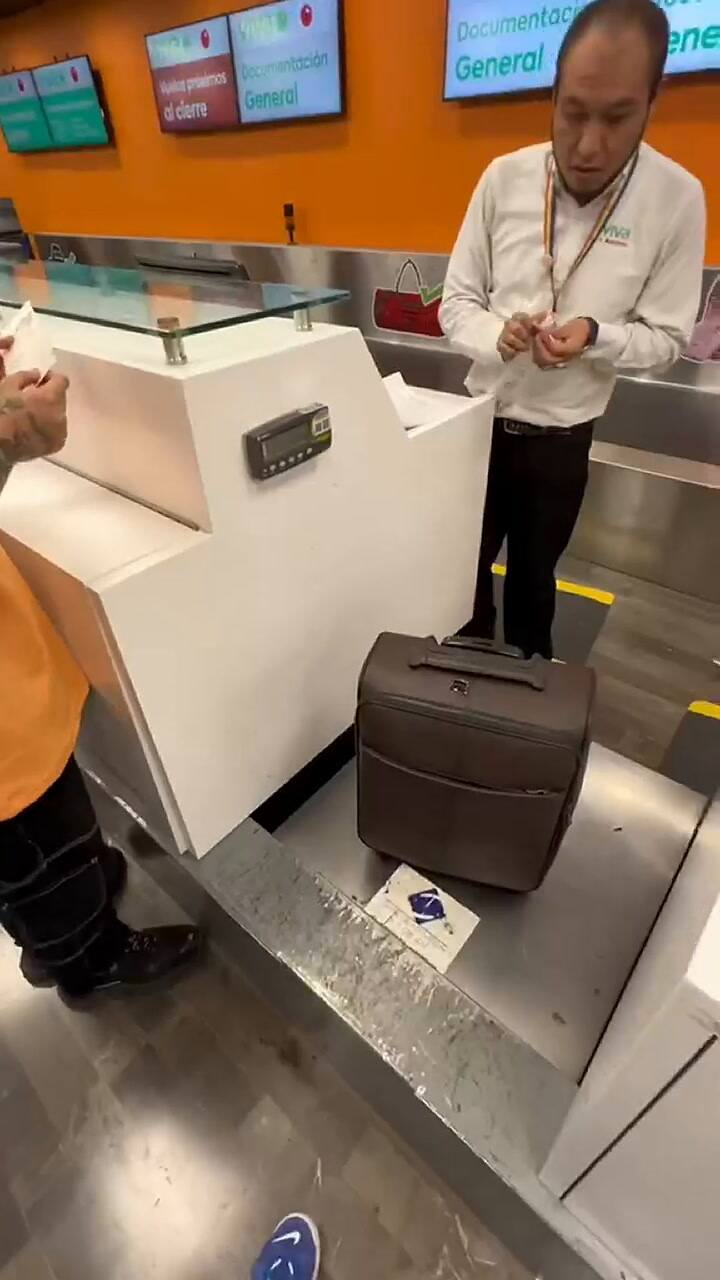 Un hombre le puso una cámara a su valija en el aeropuerto y descubrió algo