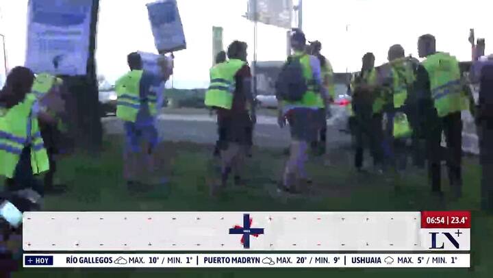 Manifestantes cortan la avenida Costanera