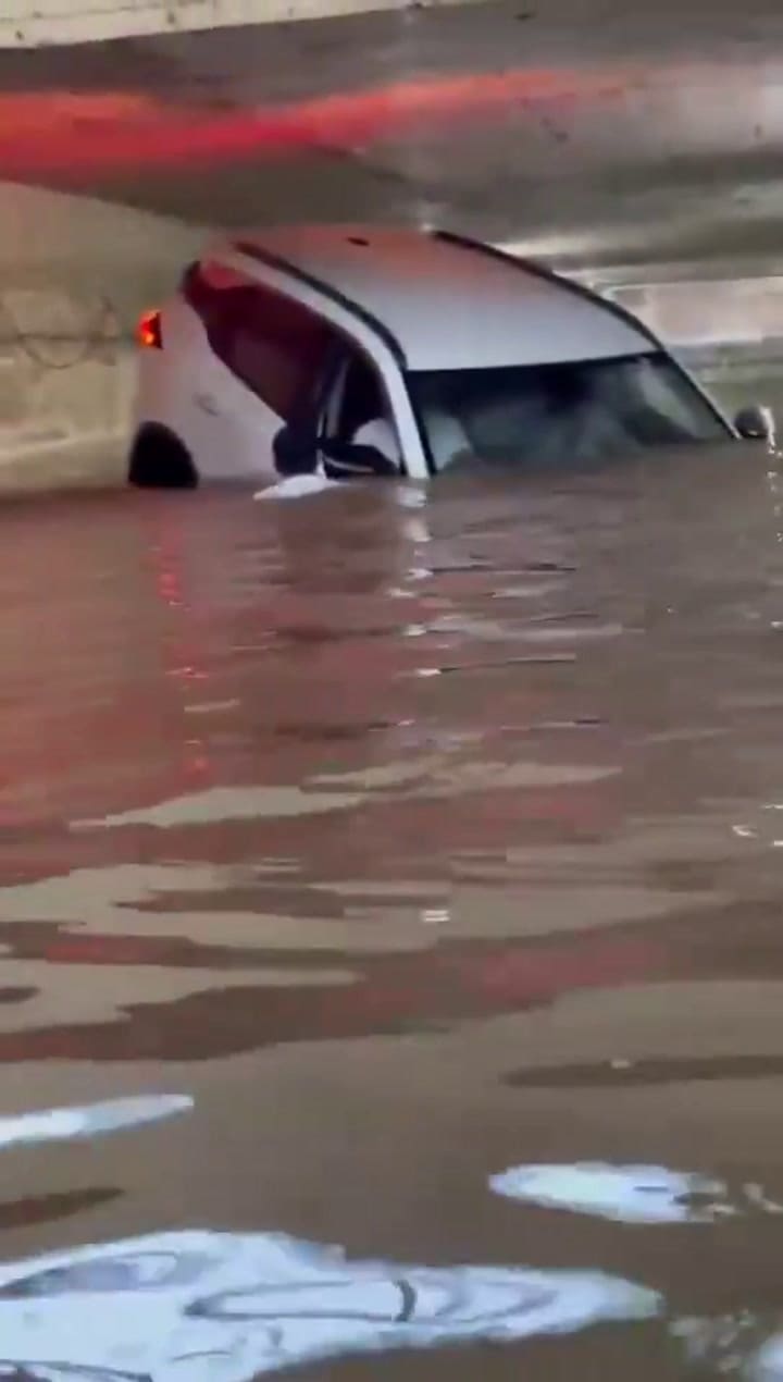 Impactantes imágenes de un grupo de hombres que intenta escapar de su auto que quedó sumergido en un túnel inundado en Mumbai.