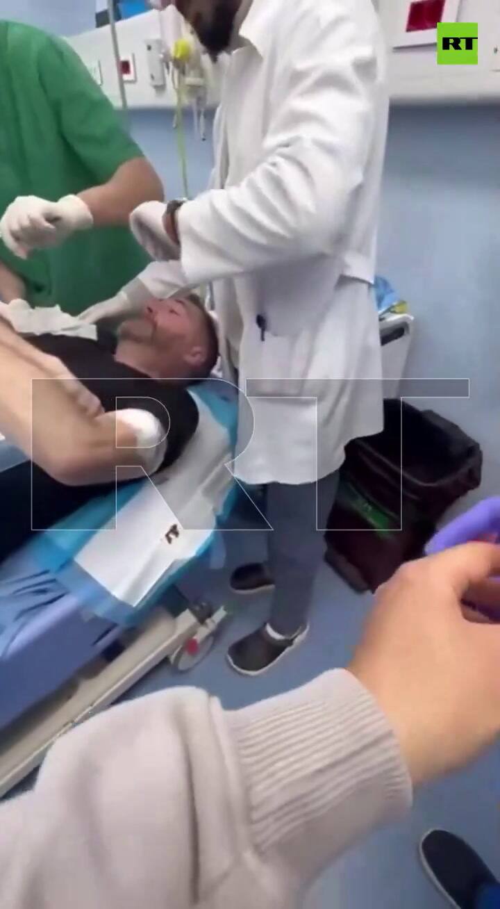 El corresponsal de RT, Steve Sweeney, herido, se somete a una operación para extraerle la metralla tras un ataque israelí