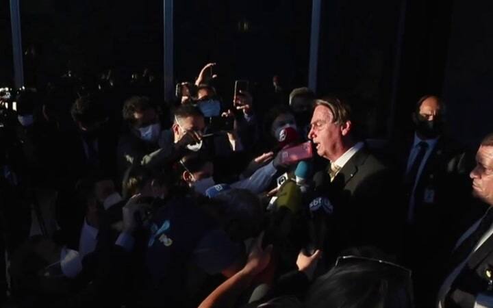 Bolsonaro pide a los periodistas que recen