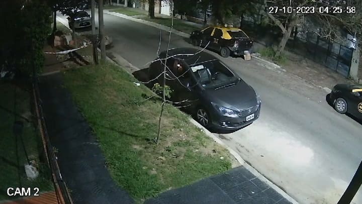 Buscan a un hombre acusado de incendiar al menos ocho vehículos en un barrio de Ituzaingó