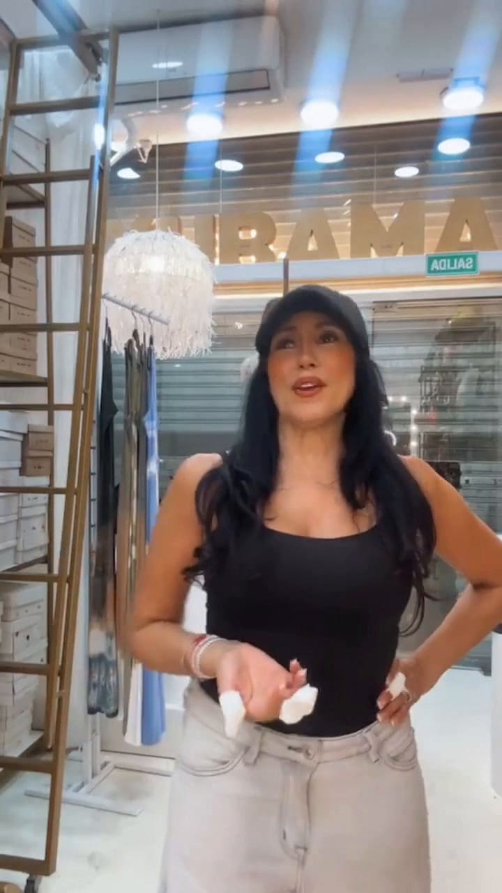 Marixa Balli mostrando la ropa en liquidación de su local