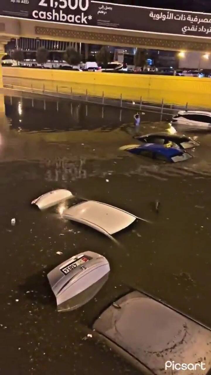 Como consecuencia de las tormentas, diferentes ciudades de EAU sufrieron graves inundaciones