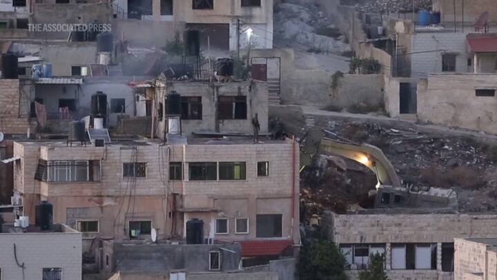 Soldados israelíes empujaron los cuerpos de cuatro personas que estarían vivas