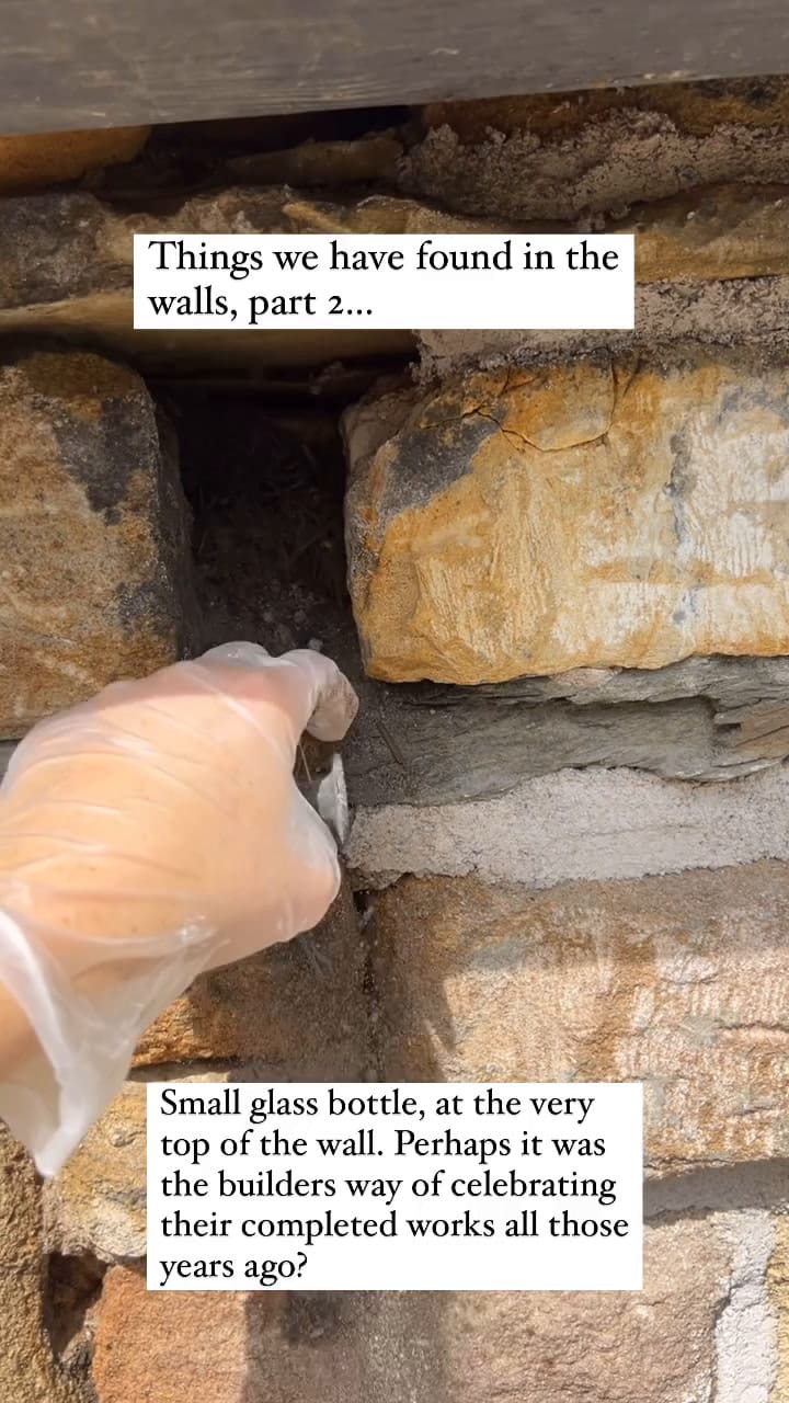 Así descubrió Emmie los huesos en los muros de su casa