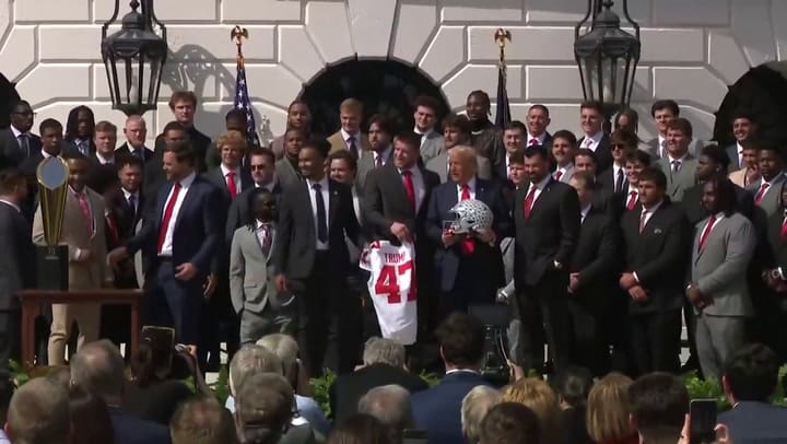 JD Vance rompió el trofeo de campeones de Ohio State