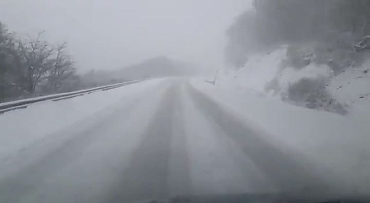 Una moderada nevada cayó sobre la ciudad de Ushuaia