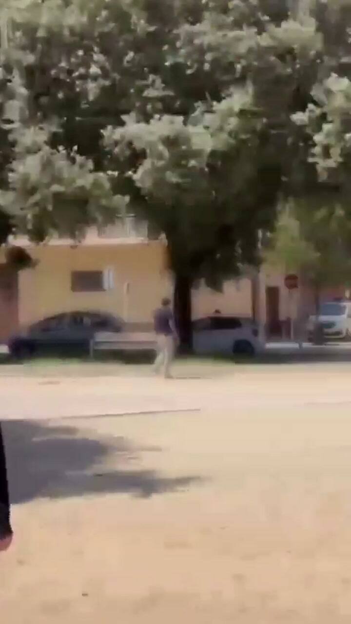 Un hombre mató a su expareja en una plaza y se limpió la sangre en una fuente