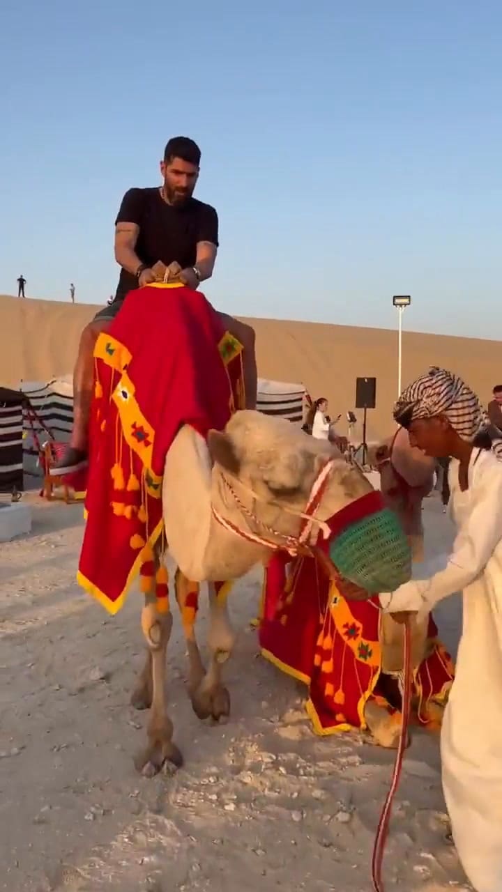 Sebastián Abreu presentó dificultades para bajarse del camello.