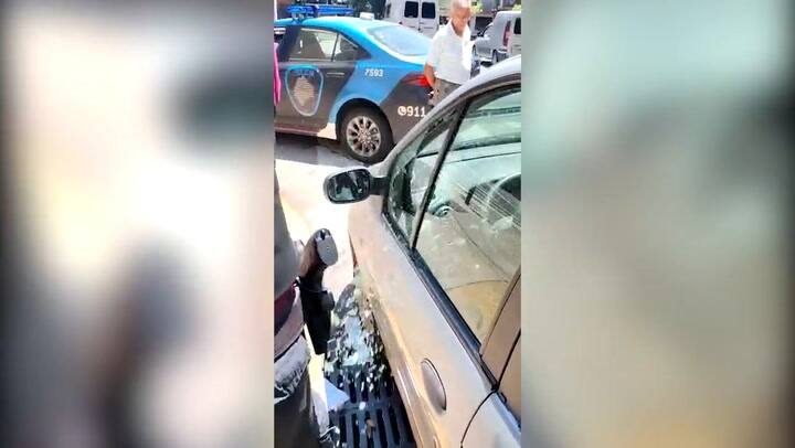 Rescatan a un bebé que había quedado adentro de un auto