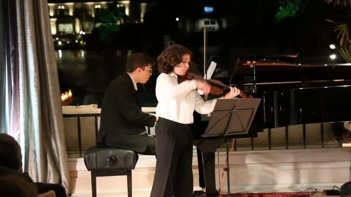 Marcos sorprende con su talento para tocar el violín